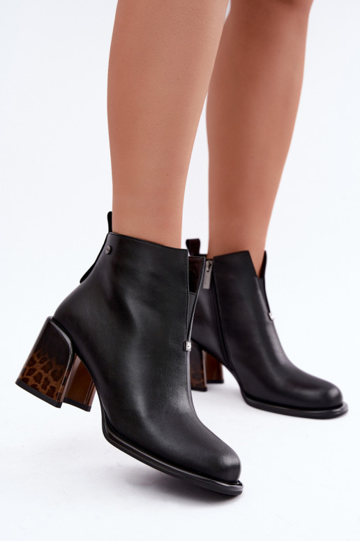 Botins isolados de couro sintético para mulheres com saltos GOE UU2N4204 pretos