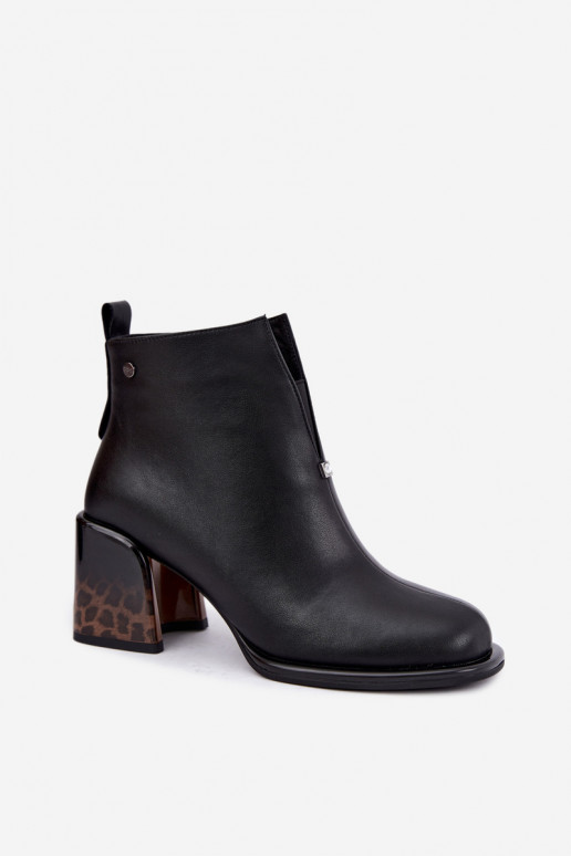 Botins isolados de couro sintético para mulheres com saltos GOE UU2N4204 pretos