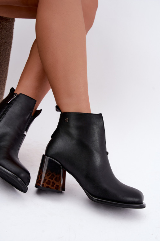 Botins isolados de couro sintético para mulheres com saltos GOE UU2N4204 pretos