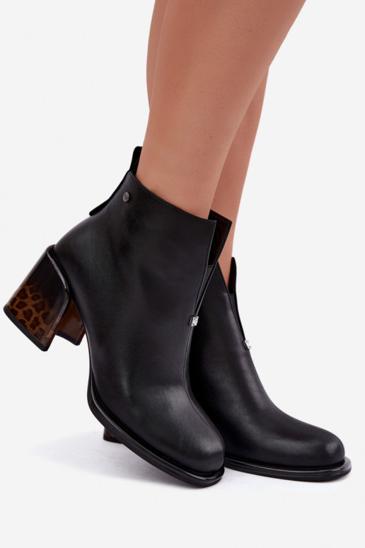Botins isolados de couro sintético para mulheres com saltos GOE UU2N4204 pretos