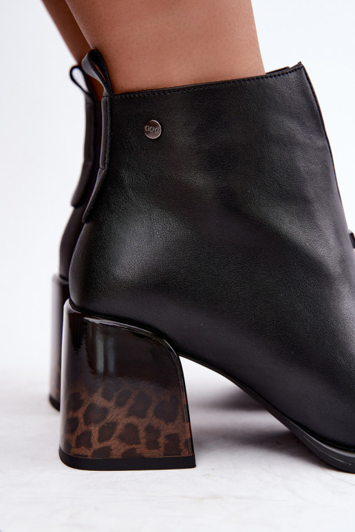 Botins isolados de couro sintético para mulheres com saltos GOE UU2N4204 pretos