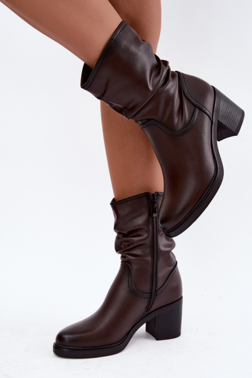 botins isolados com babados e saltos Sergio Leone BT-60 em chocolate