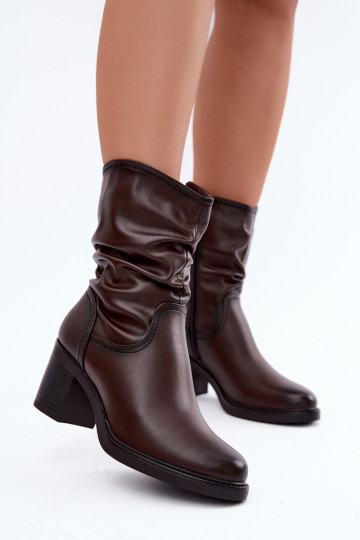 botins isolados com babados e saltos Sergio Leone BT-60 em chocolate 2
