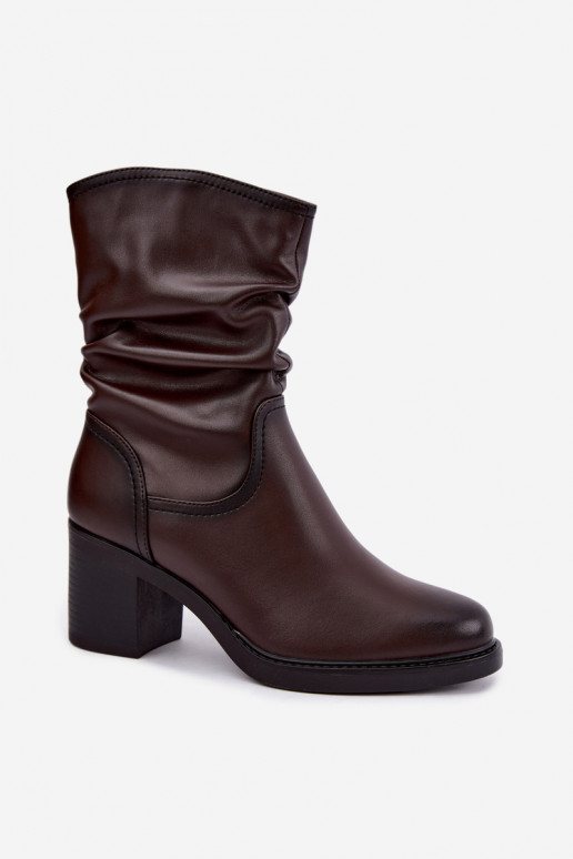 botins isolados com babados e saltos Sergio Leone BT-60 em chocolate