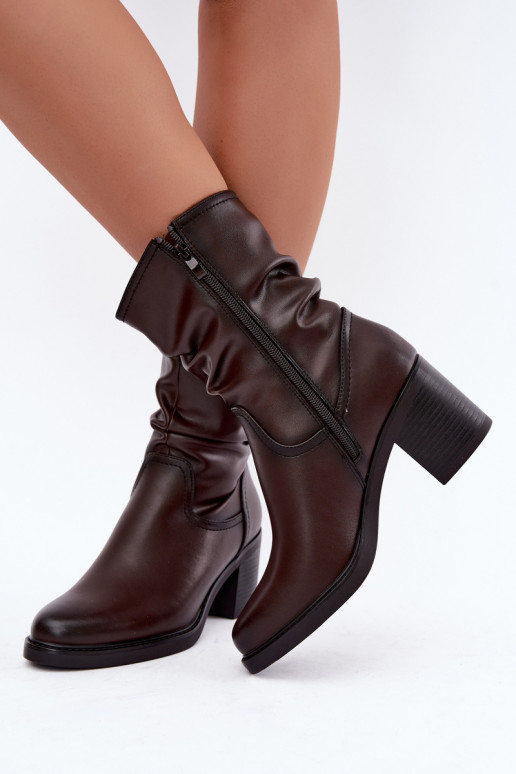 botins isolados com babados e saltos Sergio Leone BT-60 em chocolate