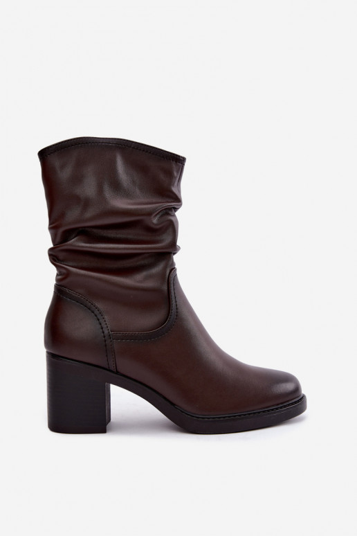 botins isolados com babados e saltos Sergio Leone BT-60 em chocolate
