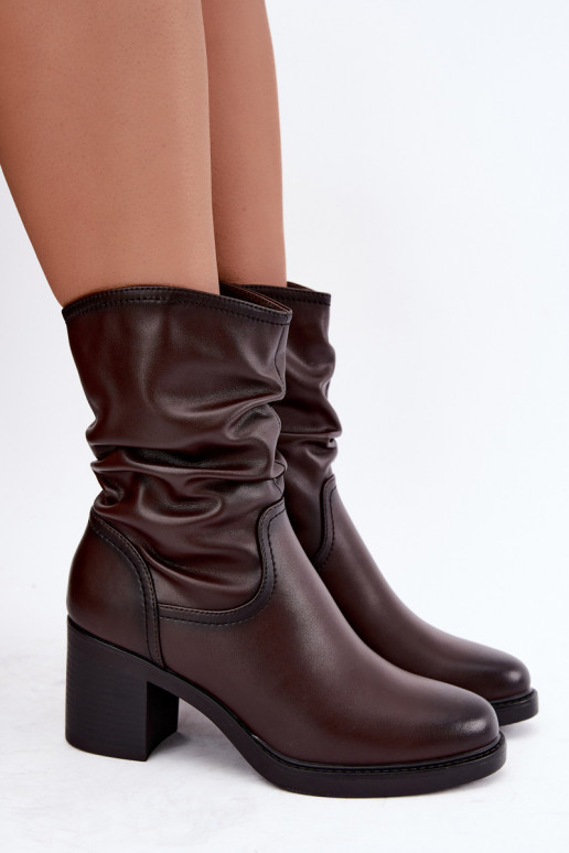 botins isolados com babados e saltos Sergio Leone BT-60 em chocolate