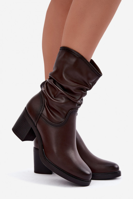 botins isolados com babados e saltos Sergio Leone BT-60 em chocolate