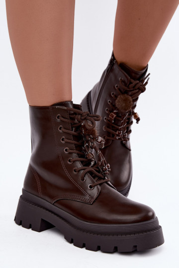 botas isoladas com pompons fofos em chocolate Faresse