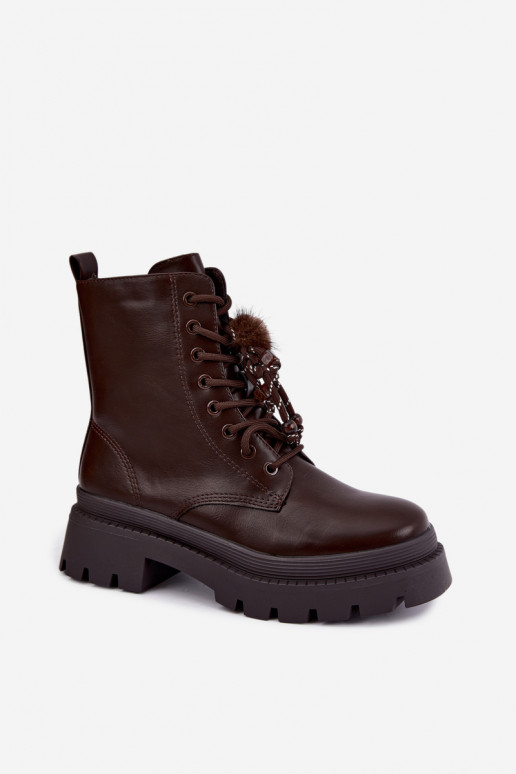botas isoladas com pompons fofos em chocolate Faresse