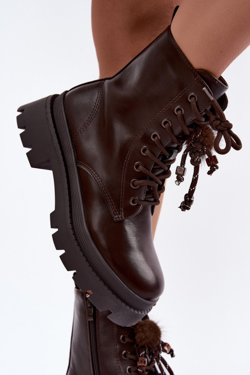 botas isoladas com pompons fofos em chocolate Faresse