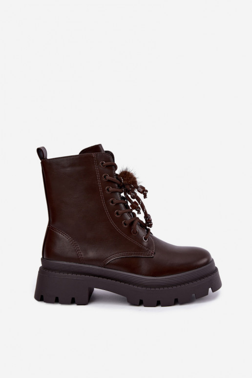 botas isoladas com pompons fofos em chocolate Faresse