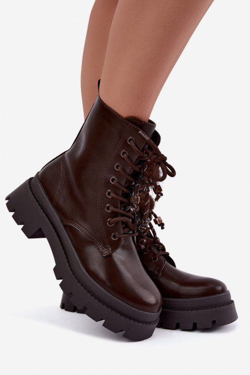 botas isoladas com pompons fofos em chocolate Faresse