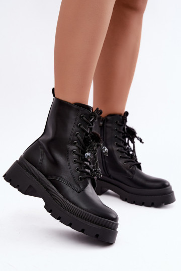 botas isoladas com pompons fofos em preto Faresse