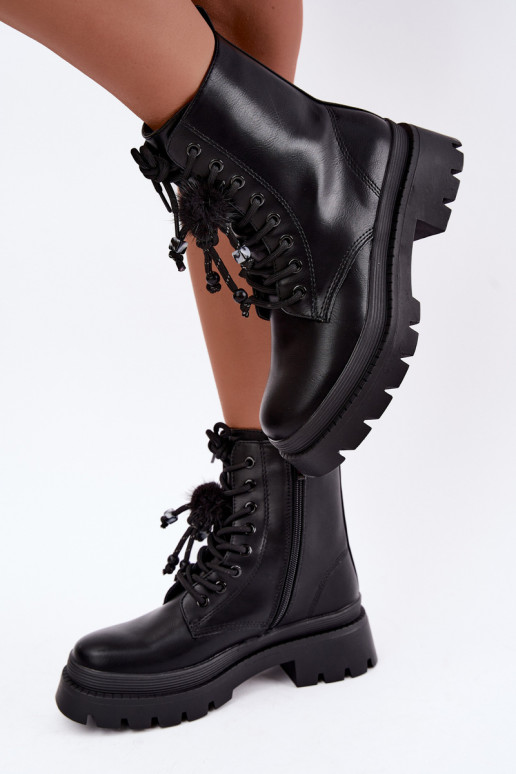 botas isoladas com pompons fofos em preto Faresse