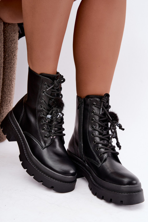 botas isoladas com pompons fofos em preto Faresse