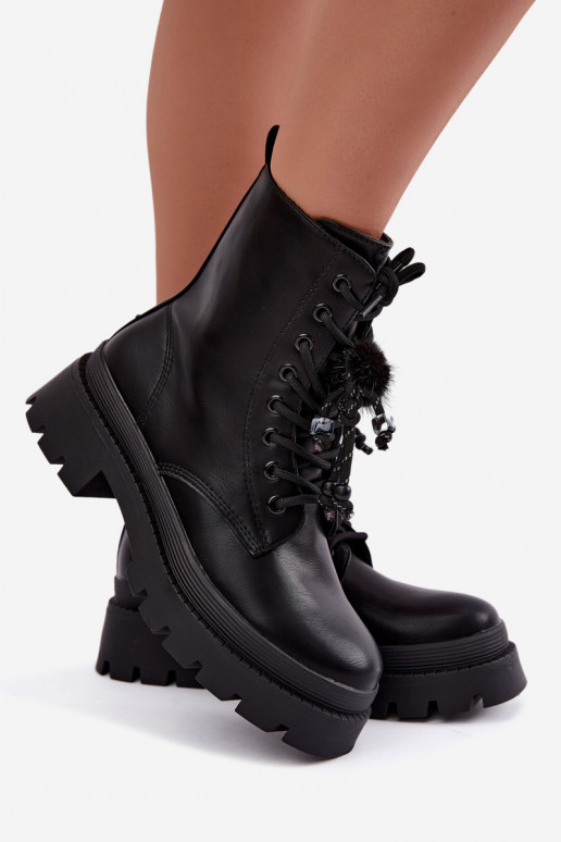 botas isoladas com pompons fofos em preto Faresse