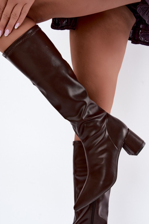 botas até o joelho com saltos e bicos pontudos em couro sintético em chocolate Amora