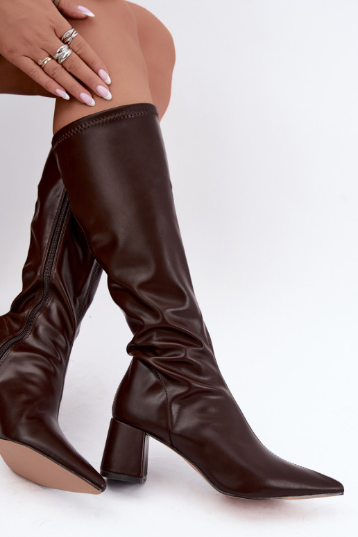 botas até o joelho com saltos e bicos pontudos em couro sintético em chocolate Amora