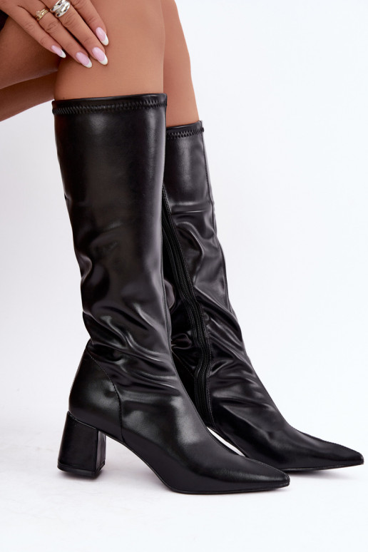 botas até o joelho com saltos e bicos pontudos em couro sintético em preto Amora