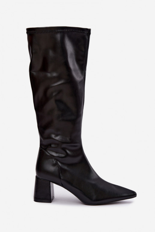 botas até o joelho com saltos e bicos pontudos em couro sintético em preto Amora
