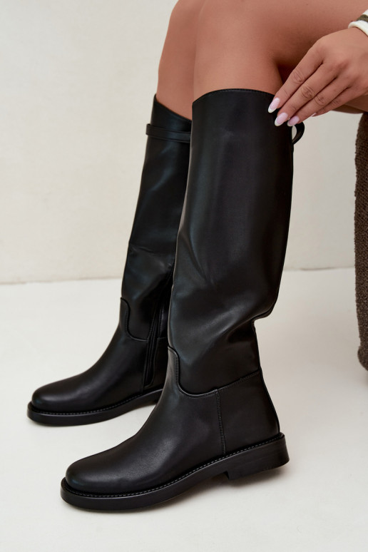 Botas longas com saltos largos e tiras decorativas na cor preta Famina