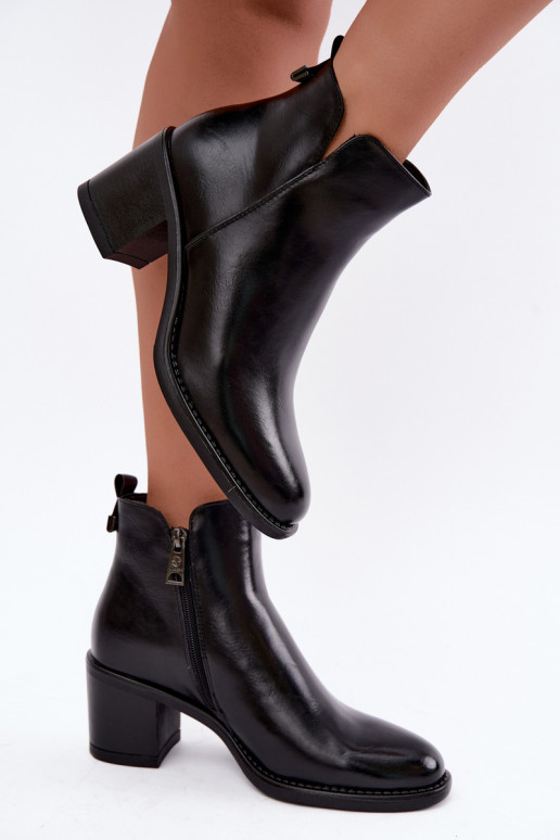 Botins isolados com saltos na cor preta Vinceza 58650
