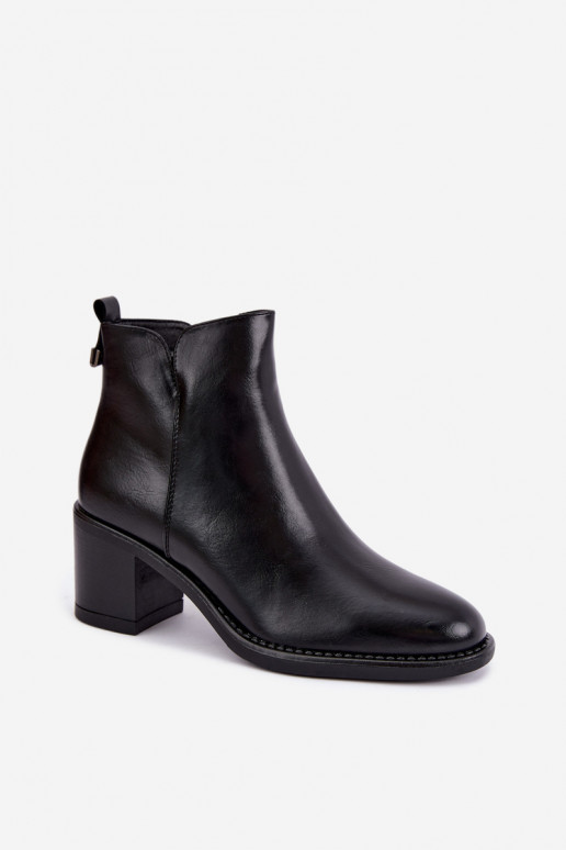 Botins isolados com saltos na cor preta Vinceza 58650