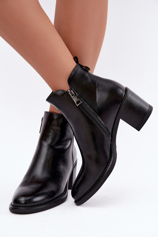 Botins isolados com saltos na cor preta Vinceza 58650
