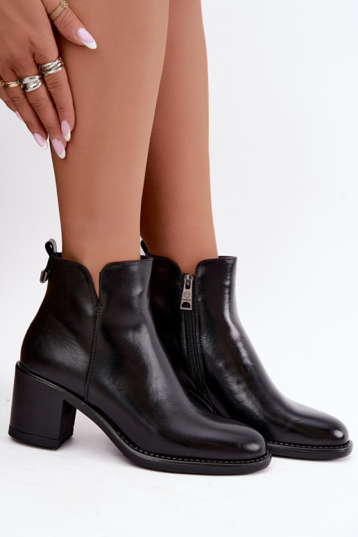 Botins isolados com saltos na cor preta Vinceza 58650