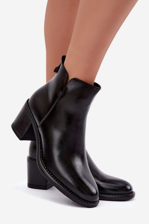 Botins isolados com saltos na cor preta Vinceza 58650