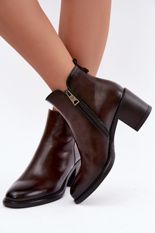 Botins isolados com saltos na cor castanha escura Vinceza 58650