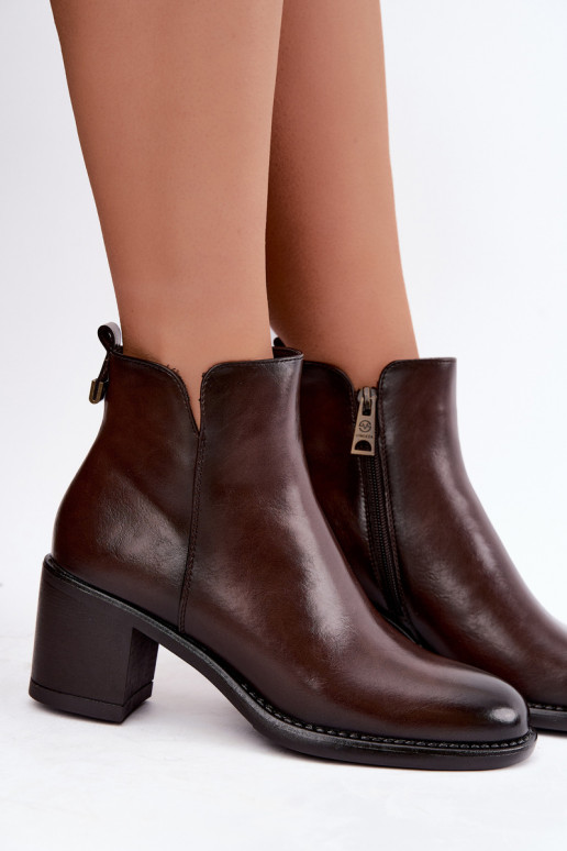 Botins isolados com saltos na cor castanha escura Vinceza 58650