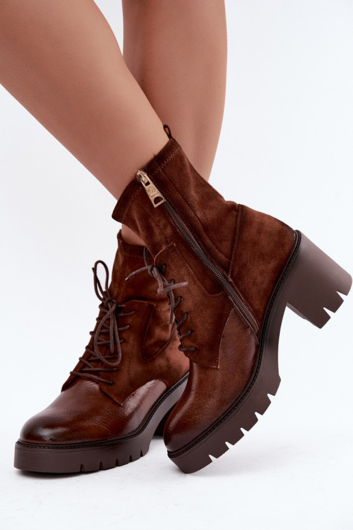 Botins femininos em saltos grossos isolados na cor castanha Vinceza 58665
