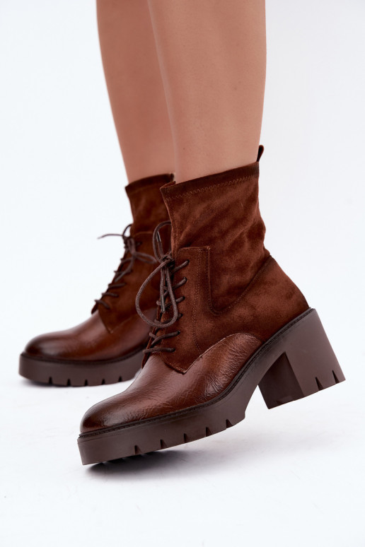 Botins femininos em saltos grossos isolados na cor castanha Vinceza 58665