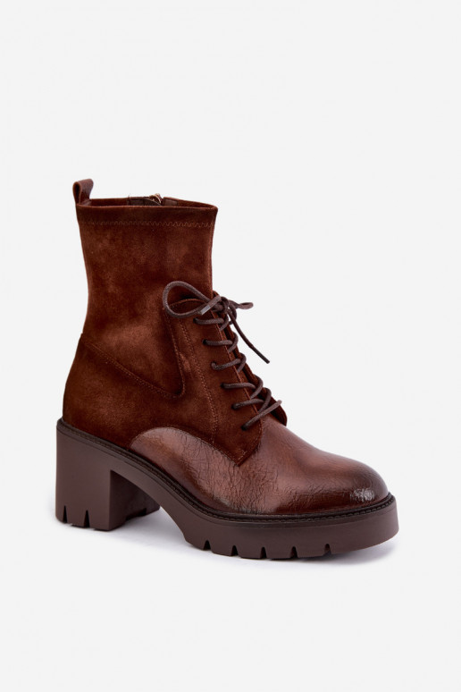 Botins femininos em saltos grossos isolados na cor castanha Vinceza 58665