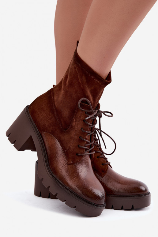 Botins femininos em saltos grossos isolados na cor castanha Vinceza 58665