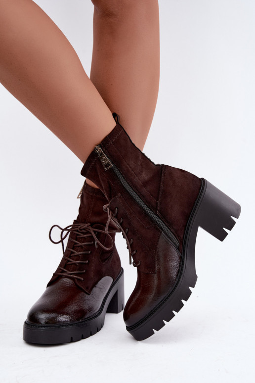 Botins femininos em saltos grossos isolados na cor chocolate Vinceza 58665