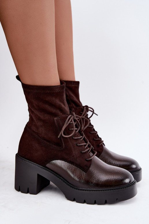 Botins femininos em saltos grossos isolados na cor chocolate Vinceza 58665