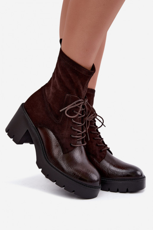 Botins femininos em saltos grossos isolados na cor chocolate Vinceza 58665