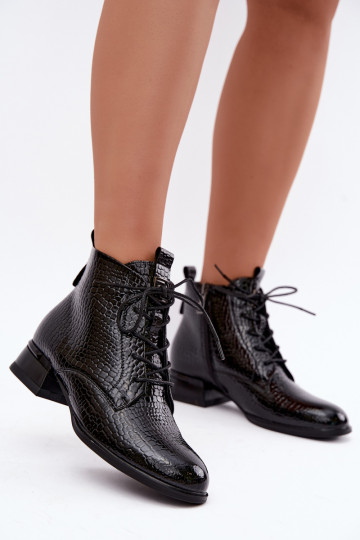 Botins com efeito verniz e relevo isolados na cor preta Vinceza 58659 2