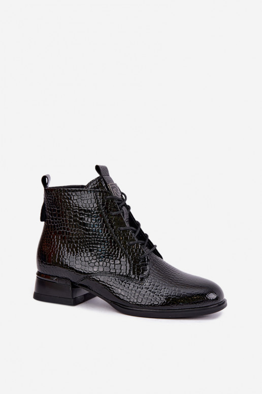 Botins com efeito verniz e relevo isolados na cor preta Vinceza 58659