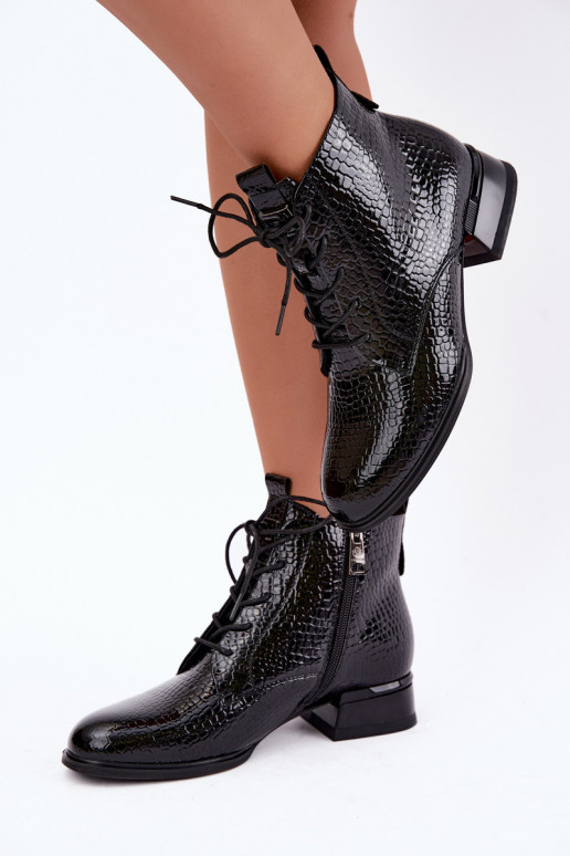 Botins com efeito verniz e relevo isolados na cor preta Vinceza 58659