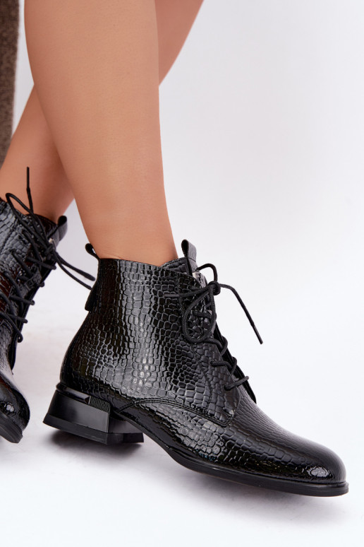 Botins com efeito verniz e relevo isolados na cor preta Vinceza 58659