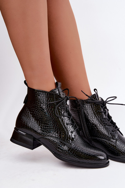 Botins com efeito verniz e relevo isolados na cor preta Vinceza 58659