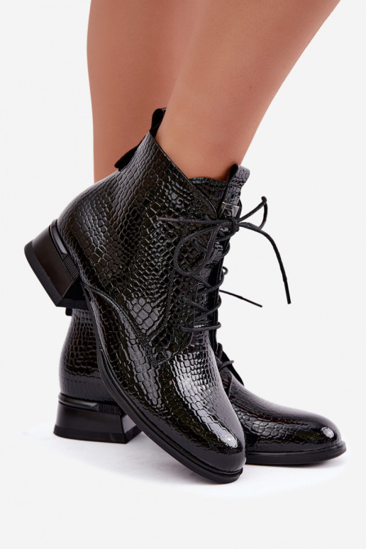 Botins com efeito verniz e relevo isolados na cor preta Vinceza 58659