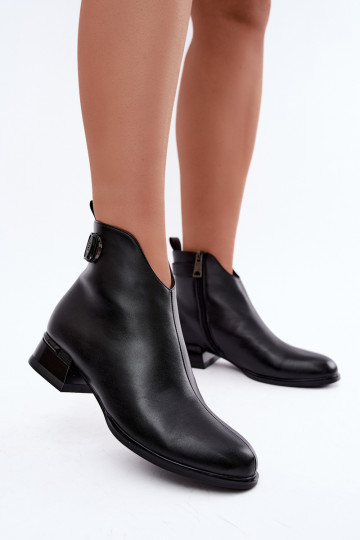 Botins isolados com tiras decorativas na cor preta Vinceza 58692 2