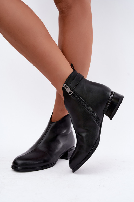 Botins isolados com tiras decorativas na cor preta Vinceza 58692