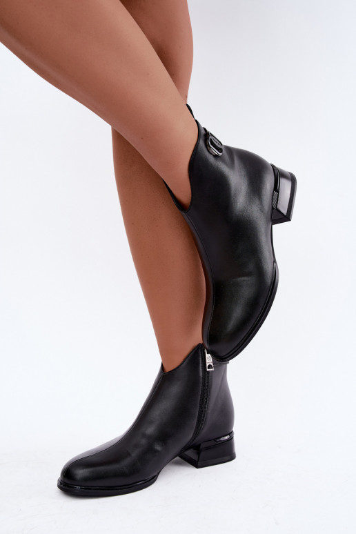 Botins isolados com tiras decorativas na cor preta Vinceza 58692