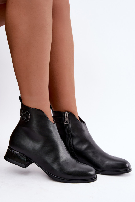 Botins isolados com tiras decorativas na cor preta Vinceza 58692